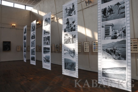 В Бишкеке открылась выставка «Краски черно-белого кино» В Бишкеке открылась выставка «Краски черно-белого кино»