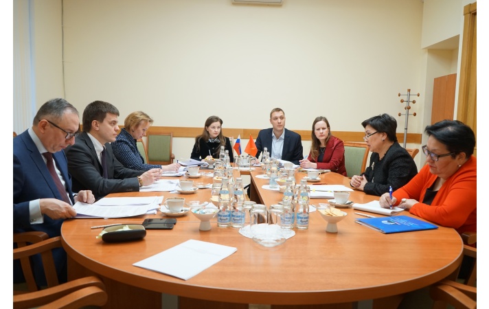 Главы Минобразования КР и РФ обсудили подготовку и проведение I форума ректоров двух стран Главы Минобразования КР и РФ обсудили подготовку и проведение I форума ректоров двух стран