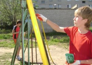 В Бишкеке школьники отремонтируют детскую площадку в Доме малютки В Бишкеке школьники отремонтируют детскую площадку в Доме малютки