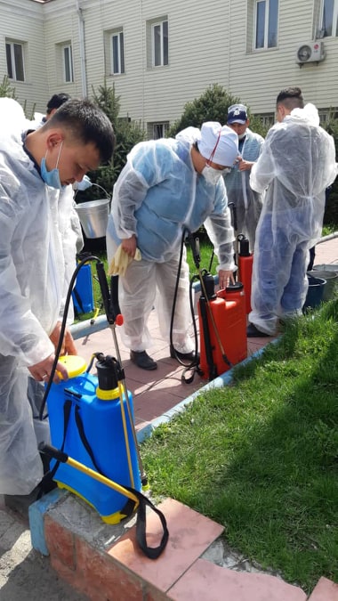 Студенты КГМА помогают сотрудникам ЦГСЭН дезинфицировать Бишкек